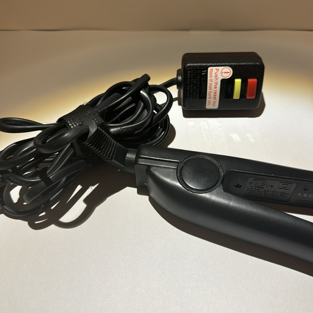 CHI flat iron - Picture 3 of 5